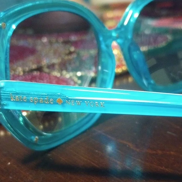 Kate Spade Tote And Sunglasses - Picture 10 of 17